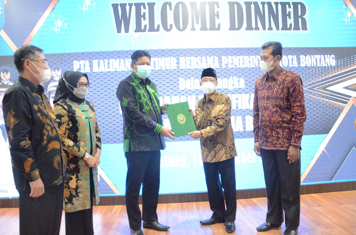 SERAH TERIMA SERTIFIKAT TANAH DARI WALIKOTA KE KPTA KALTIM 1